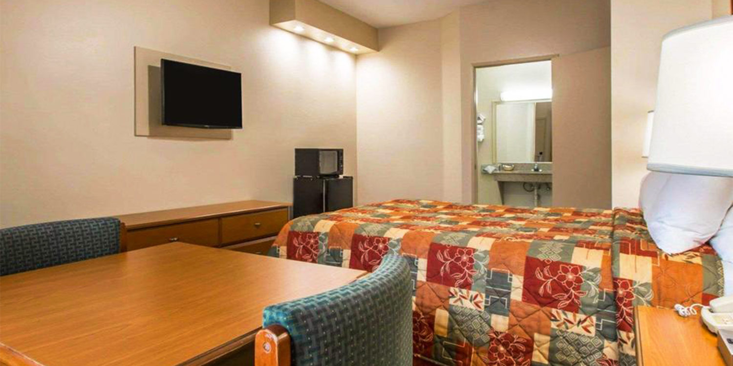 Enjoy spacious guest rooms and modern amenities at our Encinitas, CA Hotel