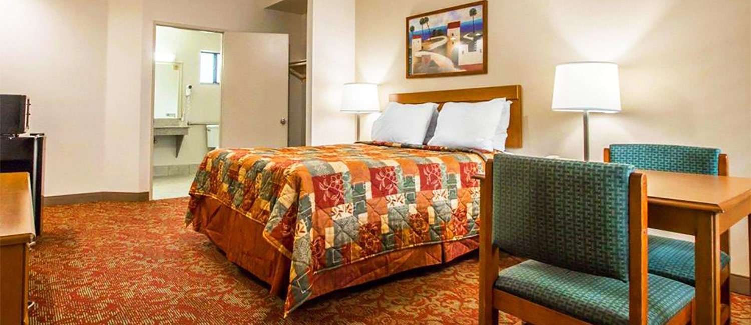 CHOOSE OUR COMFORTABLE BEDS, WITH A COASTAL BREEZE FOR AN IDEAL ENCINITAS GETAWAY