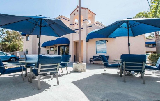Welcome To Rodeway Inn Encinitas North - Outdoor Patio Seating